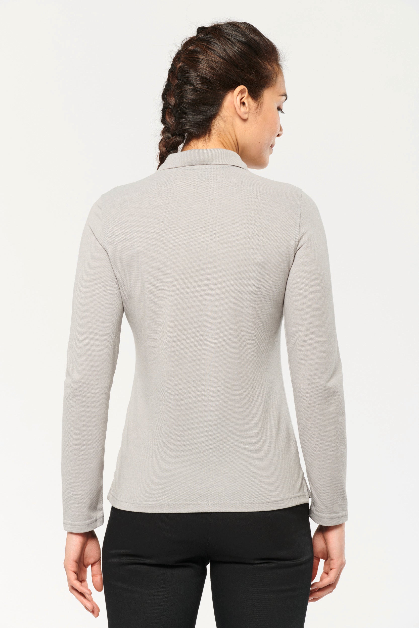Achterkant van de comfort dames polo met lange mouwen en elegante kraagdetails. Perfecte pasvorm.