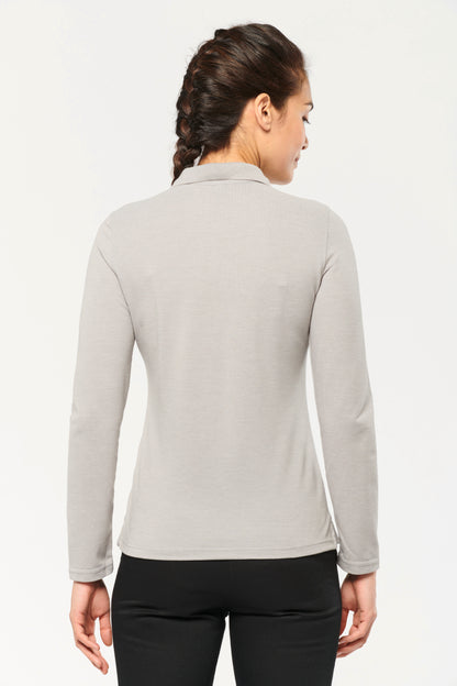 Achterkant van de comfort dames polo met lange mouwen en elegante kraagdetails. Perfecte pasvorm.